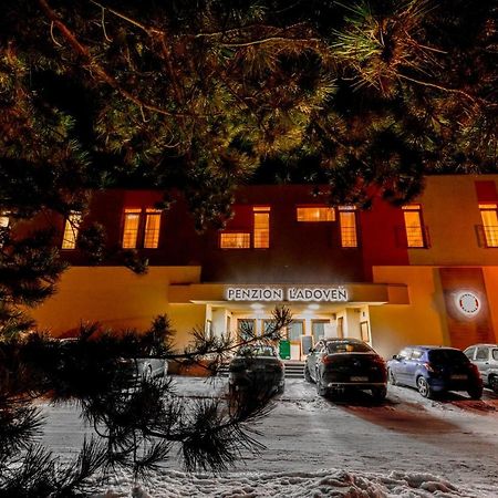 Penzion Ladoven Skvela Kuchyna A Rodinna Atmosfera Martin Esterno foto
